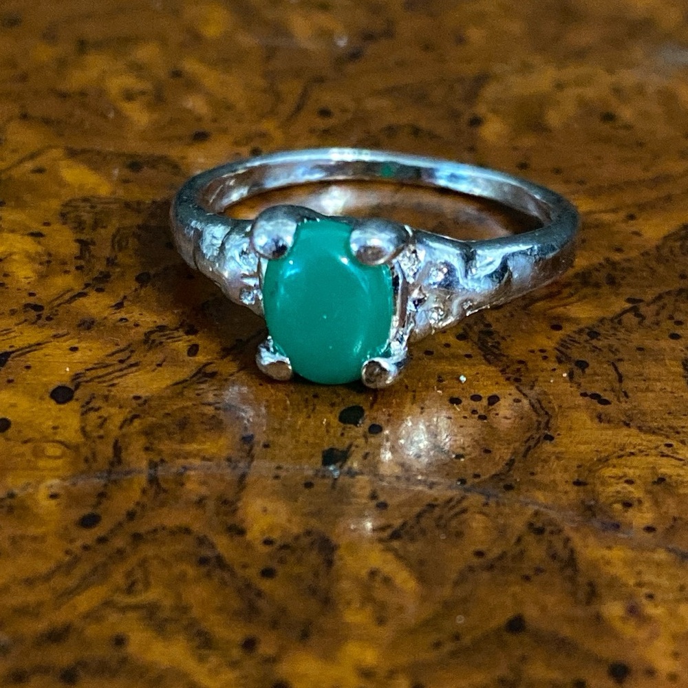 Elegant Silver and Green Gemstone Ring. Size 8